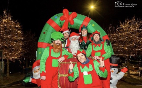 Il 24 dicembre Babbo Natale passa dagli Almenno, con tanto di slitta e elfi: una sfilata di beneficenza per Liam e Theo