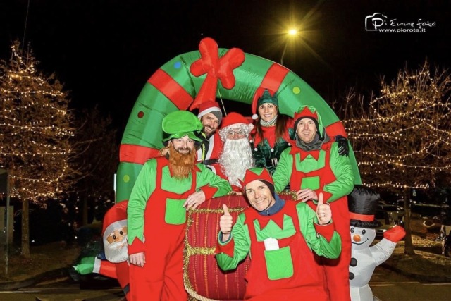 Il 24 dicembre Babbo Natale passa dagli Almenno, con tanto di slitta e elfi: una sfilata di beneficenza per Liam e Theo