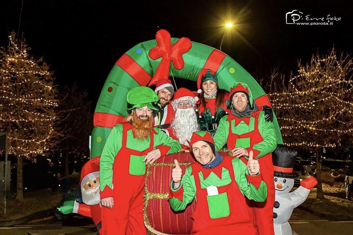 Il 24 dicembre Babbo Natale passa dagli Almenno, con tanto di slitta e elfi: una sfilata di beneficenza per Liam e Theo