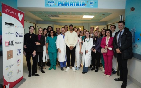 Marcell Jacobs, da campione ad assistente di Santa Lucia per portare doni ai bimbi del Papa Giovanni