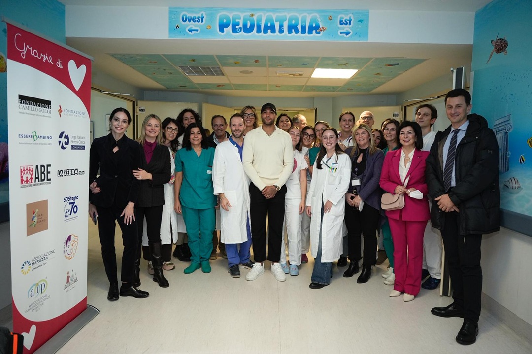 Marcell Jacobs, da campione ad assistente di Santa Lucia per portare doni ai bimbi del Papa Giovanni