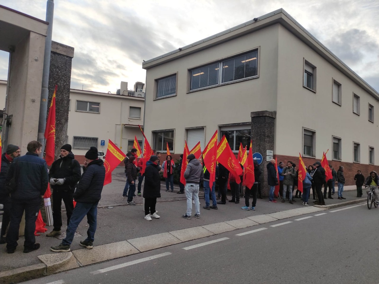 Licenziamento alla Siad Macchine Impianti, lavoratori in presidio in via San Bernardino