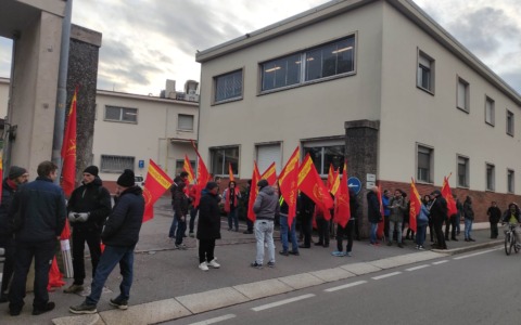 Licenziamento alla Siad Macchine Impianti, lavoratori in presidio in via San Bernardino