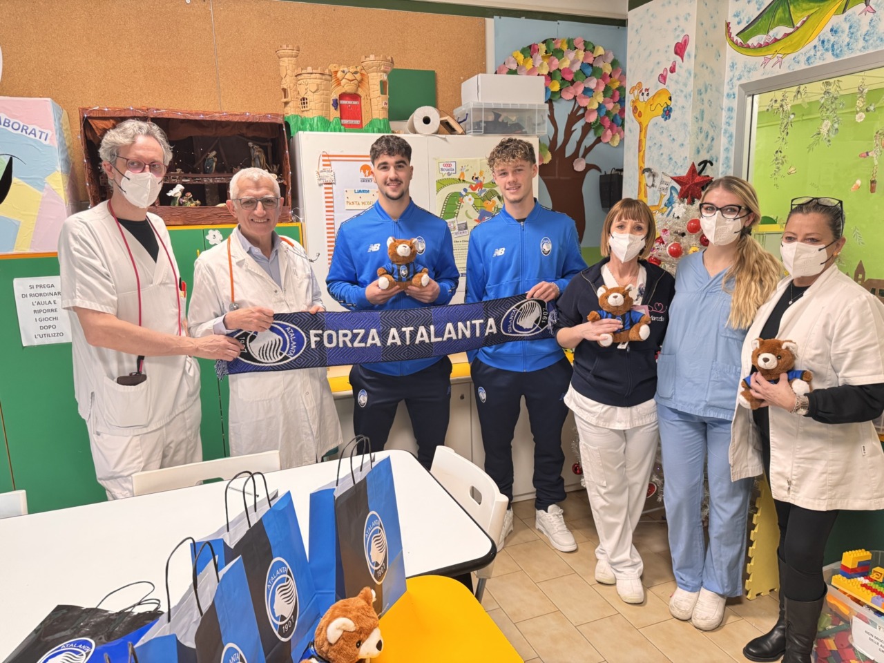 Doni e sorrisi nerazzurri a bimbi e bimbe ricoverati a Ponte San Pietro grazie all’Atalanta Primavera