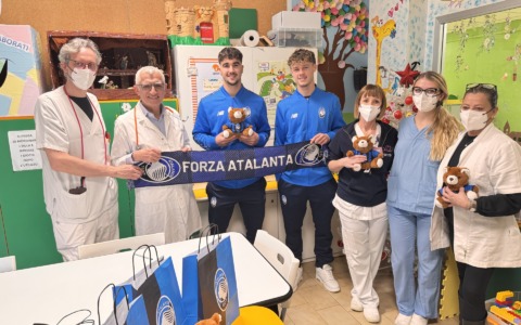 Doni e sorrisi nerazzurri a bimbi e bimbe ricoverati a Ponte San Pietro grazie all’Atalanta Primavera