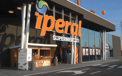 Covo, tentano la spaccata al supermercato Iperal ma l’allarme li mette in fuga