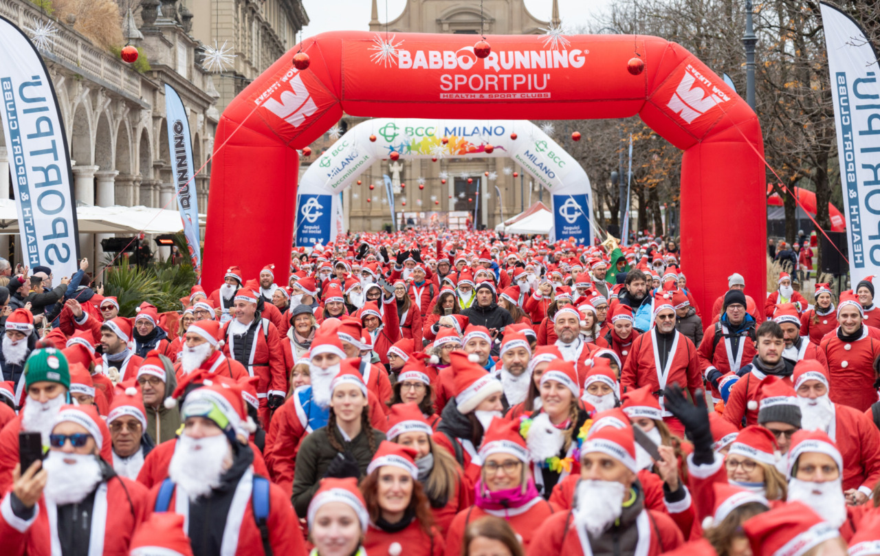 Un fiume rosso (con barbe bianche) a spasso per Bergamo nel nome della solidarietà: torna la Babbo Running
