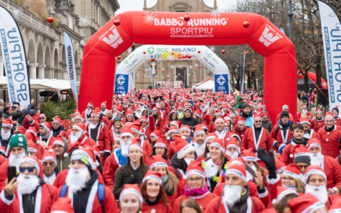 Un fiume rosso (con barbe bianche) a spasso per Bergamo nel nome della solidarietà: torna la Babbo Running