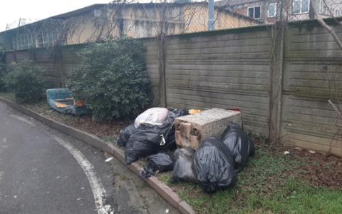 La segnalazione di un lettore: il parcheggio di Gorle è diventato una discarica. Appello al Comune