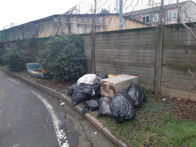 La segnalazione di un lettore: il parcheggio di Gorle è diventato una discarica. Appello al Comune