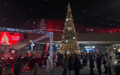 Un albero di 14 metri dà il via a ChorusLife Winterland, il villaggio natalizio nello “smart district”