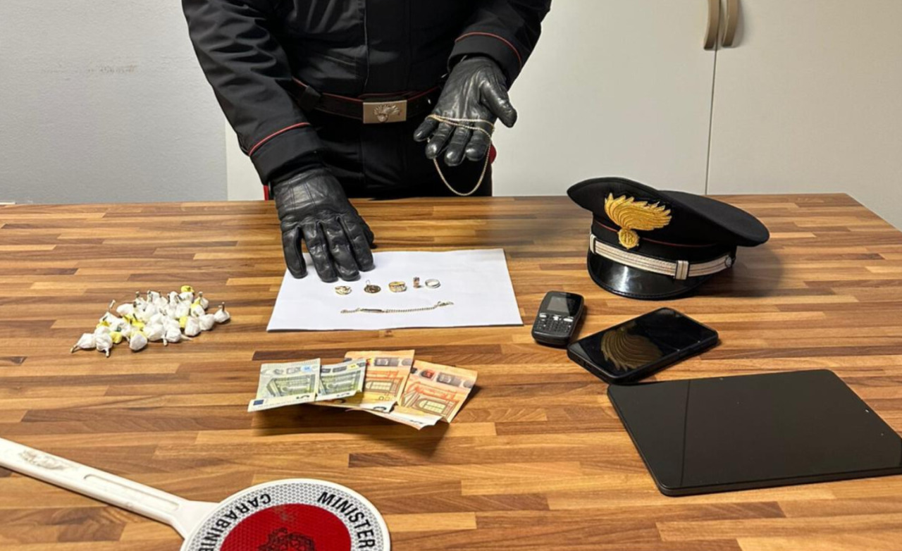 Scappa dai carabinieri a Nembro: addosso cocaina, soldi e gioielli. Già nel 2023 un provvedimento d’espulsione