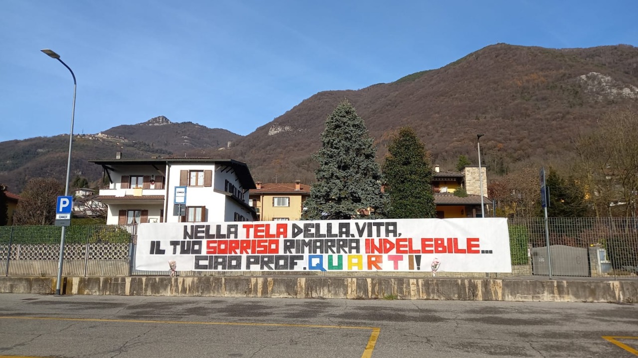 Albino, striscione al Romero per ricordare la prof Manuela Quarti: «Il tuo sorriso rimarrà indelebile»