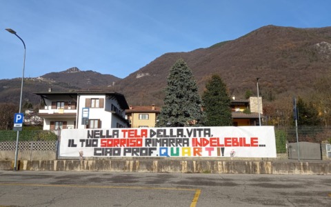 Albino, striscione al Romero per ricordare la prof Manuela Quarti: «Il tuo sorriso rimarrà indelebile»