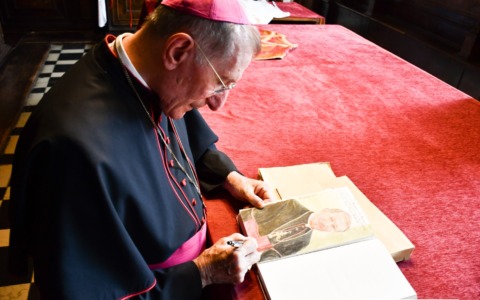 Addio a monsignor Luigi Bonazzi, di Gandino. Storico il suo incontro vent’anni fa con Fidel Castro a L’Avana