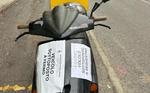 A Romano un rider porta le pizze senza patente, assicurazione e revisione: moto sequestrata e multa da 6.000 euro