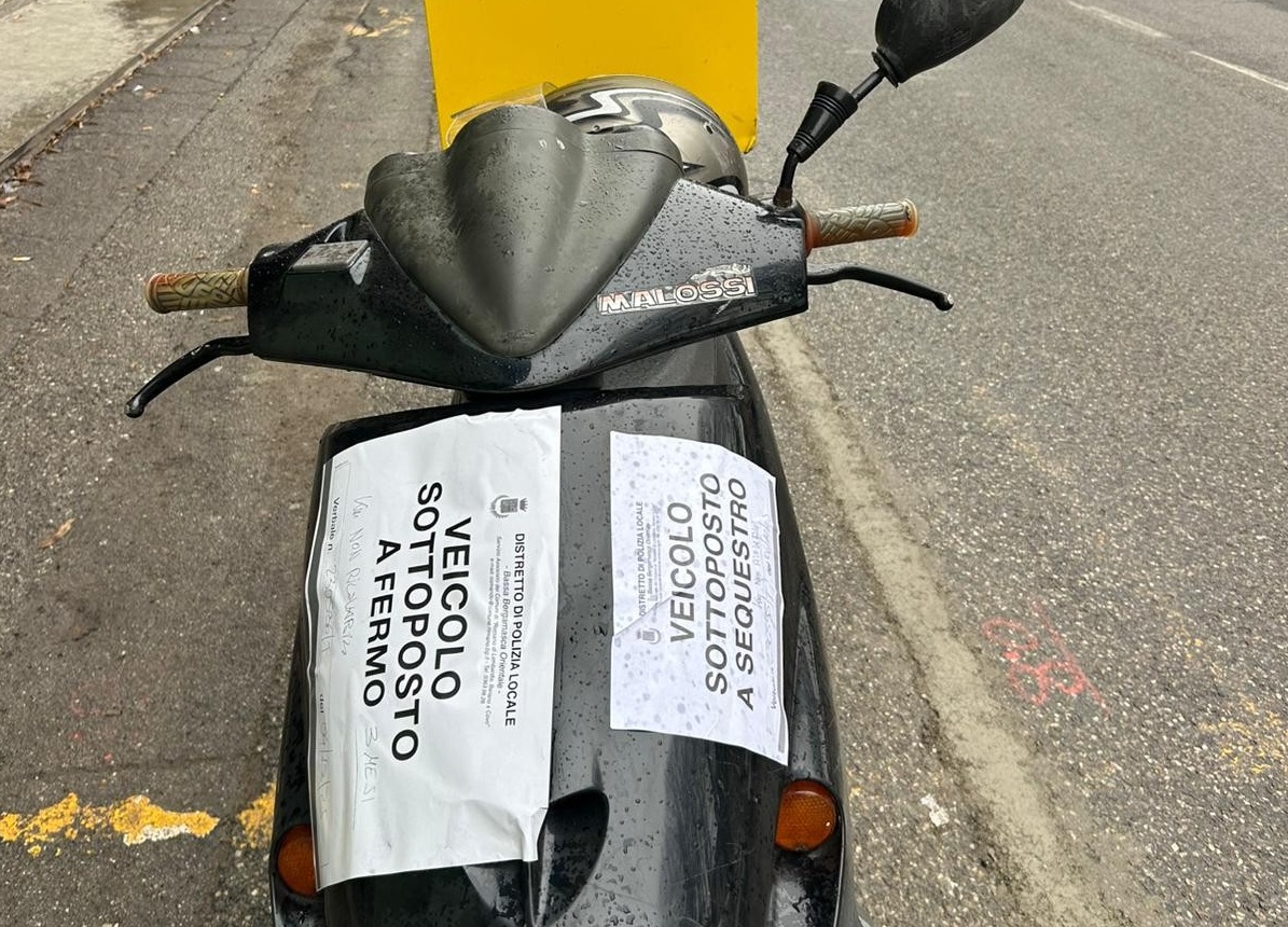 A Romano un rider porta le pizze senza patente, assicurazione e revisione: moto sequestrata e multa da 6.000 euro