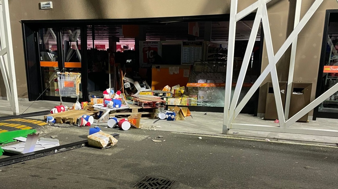 Sfondano la vetrata del Conad di Romano con un furgone, fuggono contromano e cozzano contro un’auto