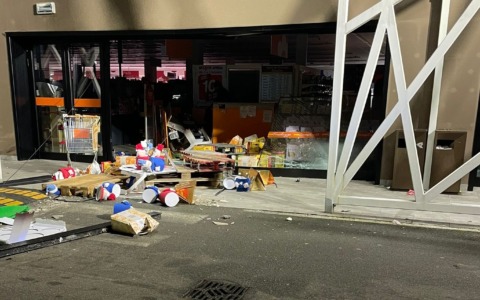 Sfondano la vetrata del Conad di Romano con un furgone, fuggono contromano e cozzano contro un’auto