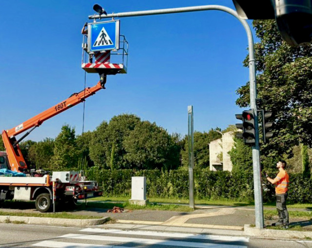«Un intervento mirato» lungo le strade di Stezzano: nuove luci per gli attraversamenti pedonali