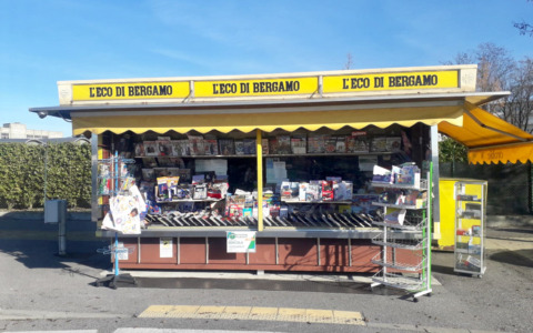 Dopo quarant’anni, chiude anche l’edicola di via Decò e Canetta a Seriate (che è in vendita)