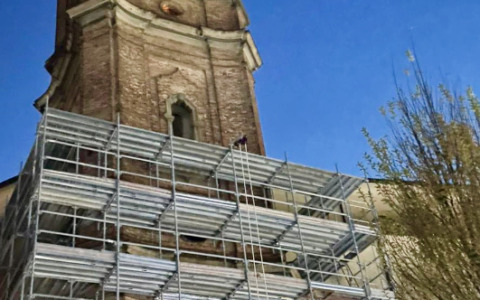 Intervento di messa in sicurezza sul campanile di Osio Sopra dopo il distacco di una decorazione