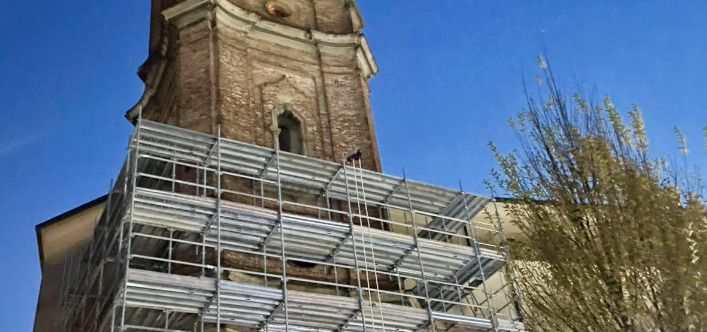 Intervento di messa in sicurezza sul campanile di Osio Sopra dopo il distacco di una decorazione