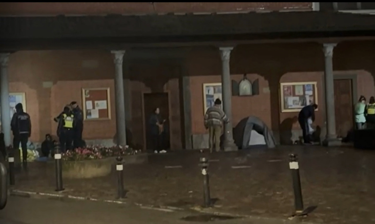 Un esposto di frati e residenti al Comune di Bergamo per far traslocare i senzatetto da via dei Cappuccini