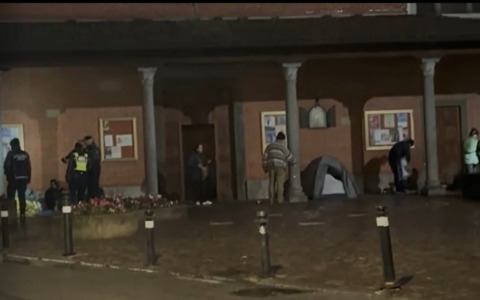 Un esposto di frati e residenti al Comune di Bergamo per far traslocare i senzatetto da via dei Cappuccini