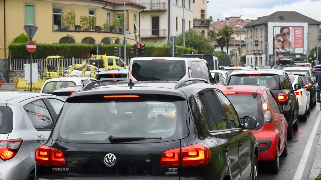 Traffico a Bergamo, tra un cantiere e l’altro persi in coda due giorni e mezzo di vita. E nel 2026…
