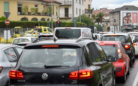Traffico a Bergamo, tra un cantiere e l’altro persi in coda due giorni e mezzo di vita. E nel 2026…