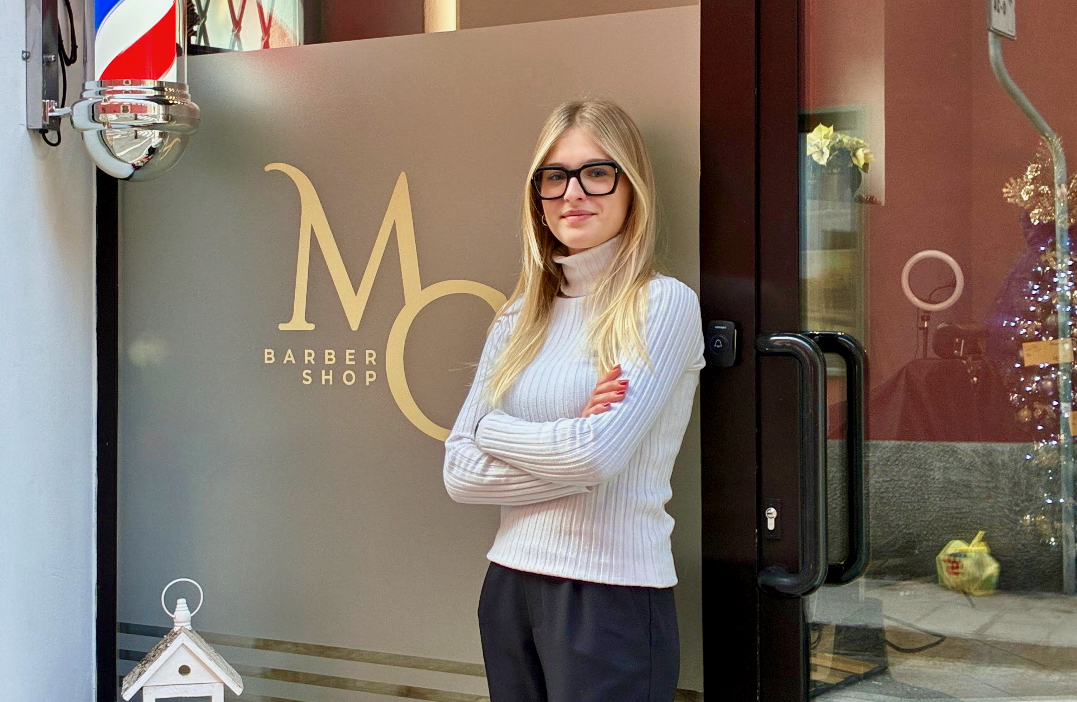 La giovane Michela Carrara e la nuova attività ad Alzano: «Sono un barbiere, non una parrucchiera…»