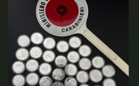 Fuga in auto lungo la Francesca a Ciserano, poi l’arresto: recuperati arnesi da scasso e monete da collezione