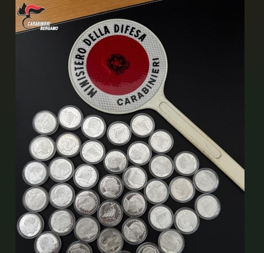 Fuga in auto lungo la Francesca a Ciserano, poi l’arresto: recuperati arnesi da scasso e monete da collezione