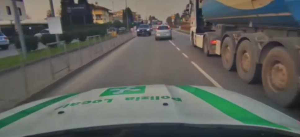 Rubano un’auto, poi l’inseguimento da brividi tra Romano e Martinengo finisce con uno schianto