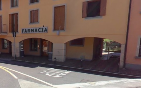 Colpo notturno alla farmacia comunale: a Capriate due ladri svuotano il fondo cassa
