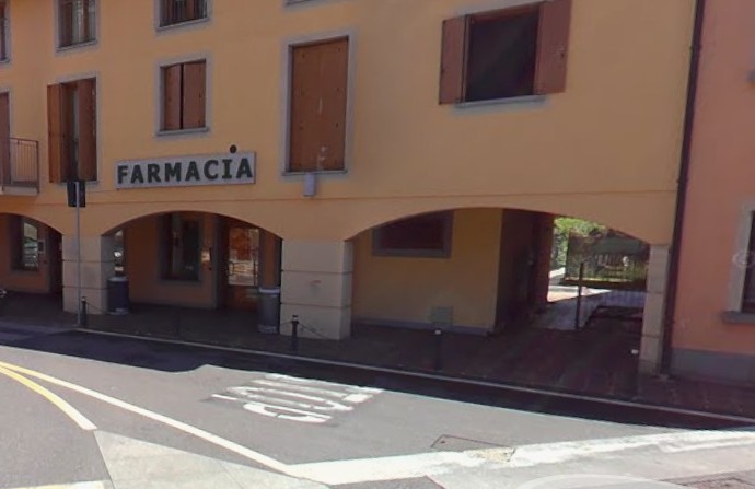 Colpo notturno alla farmacia comunale: a Capriate due ladri svuotano il fondo cassa