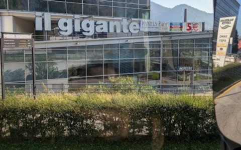 Rapina tra giovanissimi davanti al centro commerciale di Albino: 50 euro per offrire da bere agli amici