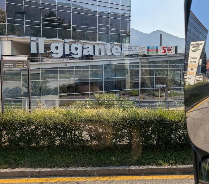 Rapina tra giovanissimi davanti al centro commerciale di Albino: 50 euro per offrire da bere agli amici