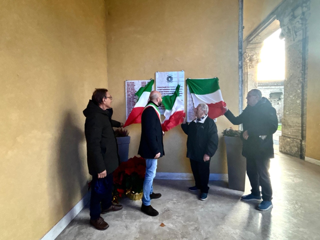 Bergamo ricorda le vittime del bombardamento di Dalmine: scoperta una lapide al cimitero monumentale