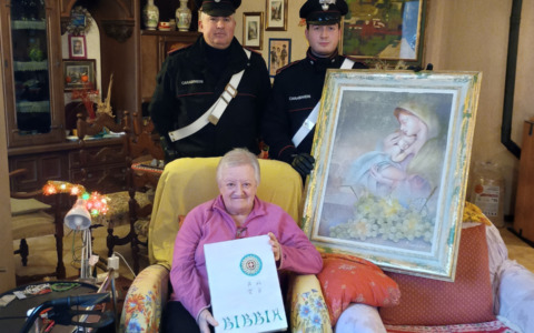 Una cantina come un caveau: trovati libri rari, armi e opere d’arte durante un blitz antidroga a Treviolo