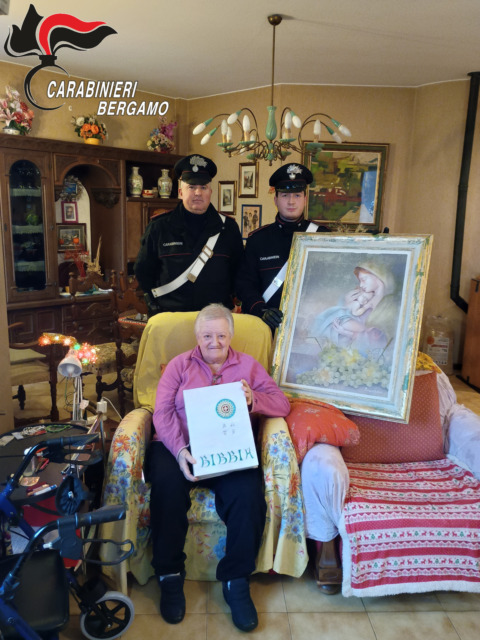 Una cantina come un caveau: trovati libri rari, armi e opere d’arte durante un blitz antidroga a Treviolo