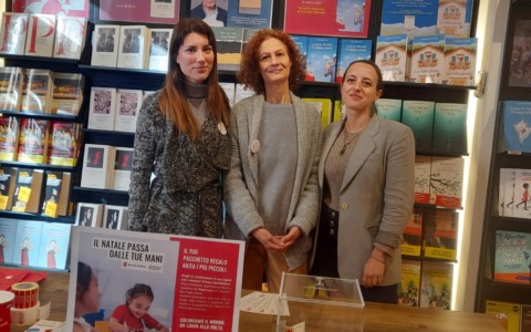 Un pacchetto regalo e una donazione nelle librerie Feltrinelli per aiutare Save the Children