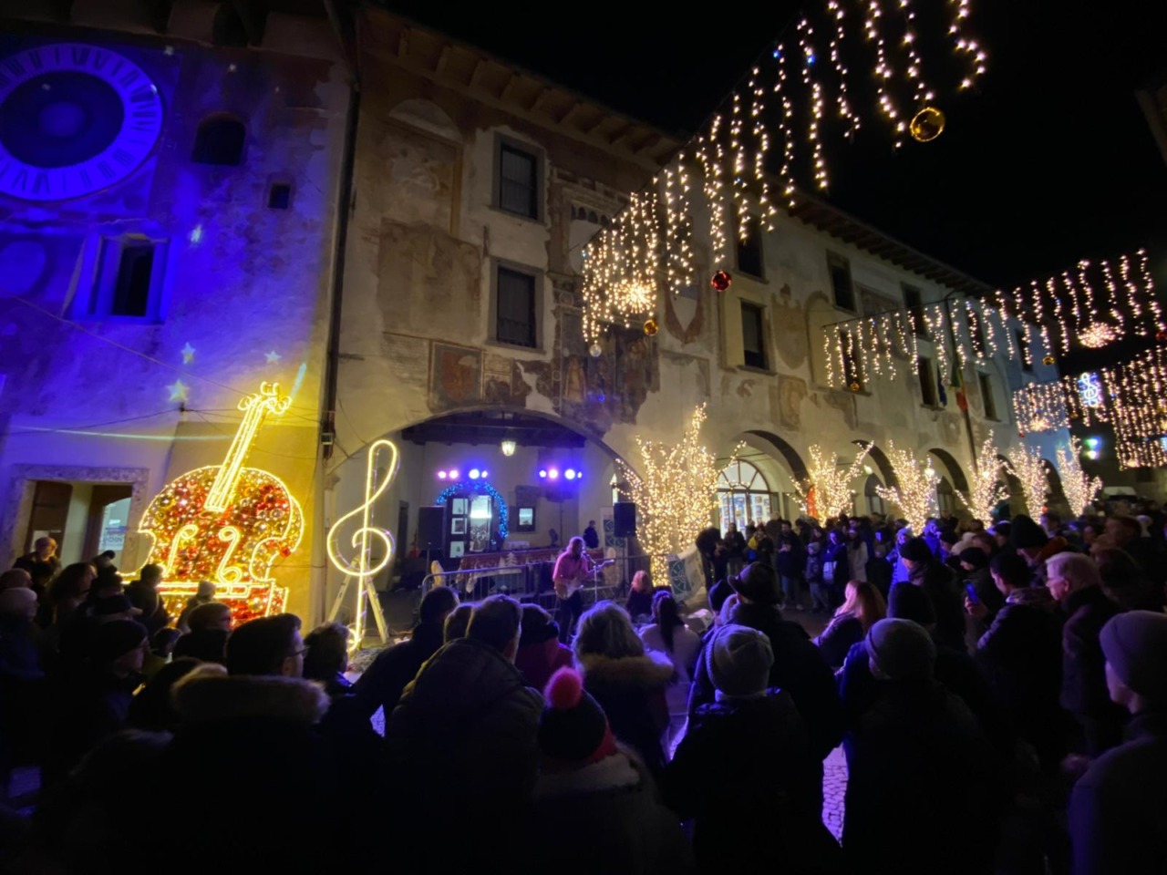 Clusone si accende con la Notte Bianca. Tra mercatini, musica e tanto cibo