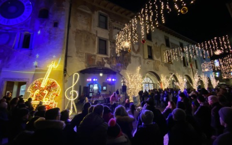 Clusone si accende con la Notte Bianca. Tra mercatini, musica e tanto cibo