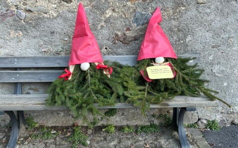 Moio de’ Calvi invasa dagli… gnomi: sono fatti di rami d’abete, con un grosso copricapo rosso in testa