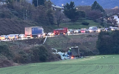 Camion precipita nella scarpata a Cisano: gravemente ferito il 51enne alla guida
