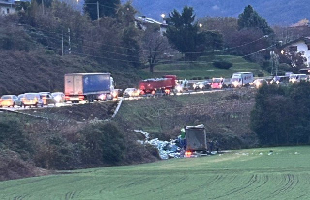 Camion precipita nella scarpata a Cisano: gravemente ferito il 51enne alla guida