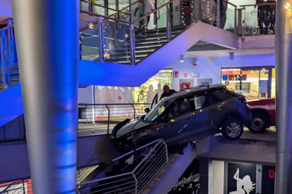 Auto finisce sulle scale del centro commerciale a Carvico: attimi di paura per un 76enne