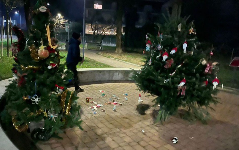 Albero di Natale incendiato e buttato a terra al parco Gianni Rodari (Conca Fiorita)
